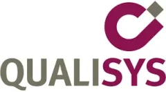 Logo avec le mot QUALISYS en lettres capitales, où QUALI est en gris et SYS en rouge foncé. Au-dessus du texte, un motif circulaire stylisé rouge foncé et gris.