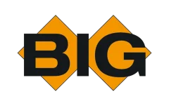 Le mot BIG en caractères noirs gras est affiché sur deux losanges orange se chevauchant sur un fond noir.
