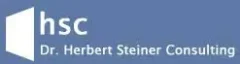 Logo pour Dr. Herbert Steiner Consulting avec les initiales hsc en blanc à côté d'une forme géométrique blanche sur fond bleu ; le nom complet de la société apparaît sous les initiales.