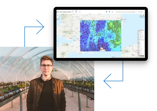 Une personne se tient dans une serre, tandis qu'au-dessus d'elle se superpose une carte météorologique ou une carte de données sur un écran d'ordinateur, reliées par des flèches bleues.