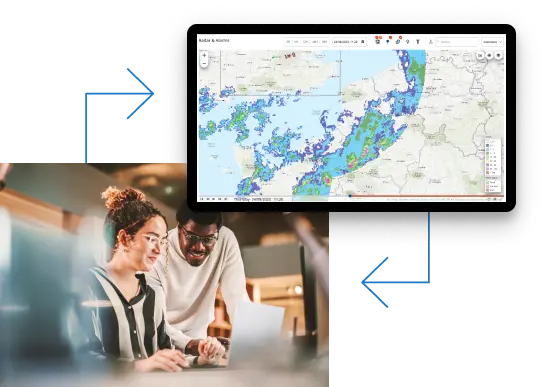 Deux personnes travaillant ensemble sur un ordinateur portable, superposées à une image d'une carte météorologique numérique montrant des modèles de précipitations, avec des flèches bleues reliant les scènes.