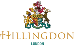Armoiries représentant un lion, un bouclier et un cerf au-dessus du mot Hillingdon en grandes lettres dorées, et London en plus petites lettres sarcelle en dessous.