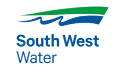 Logo pour South West Water avec des vagues stylisées bleues et une forme verte au-dessus, représentant l'eau et le paysage. Le texte South West Water apparaît en caractères bleus gras sous le graphique.