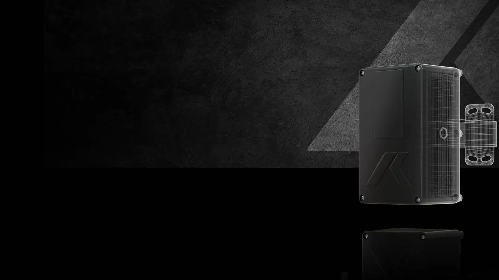 Un appareil électronique rectangulaire, noir et élégant, avec des boulons aux coins, placé à la verticale sur un fond sombre et texturé avec un accent lumineux triangulaire. L'appareil porte un logo géométrique subtil sur sa face avant.