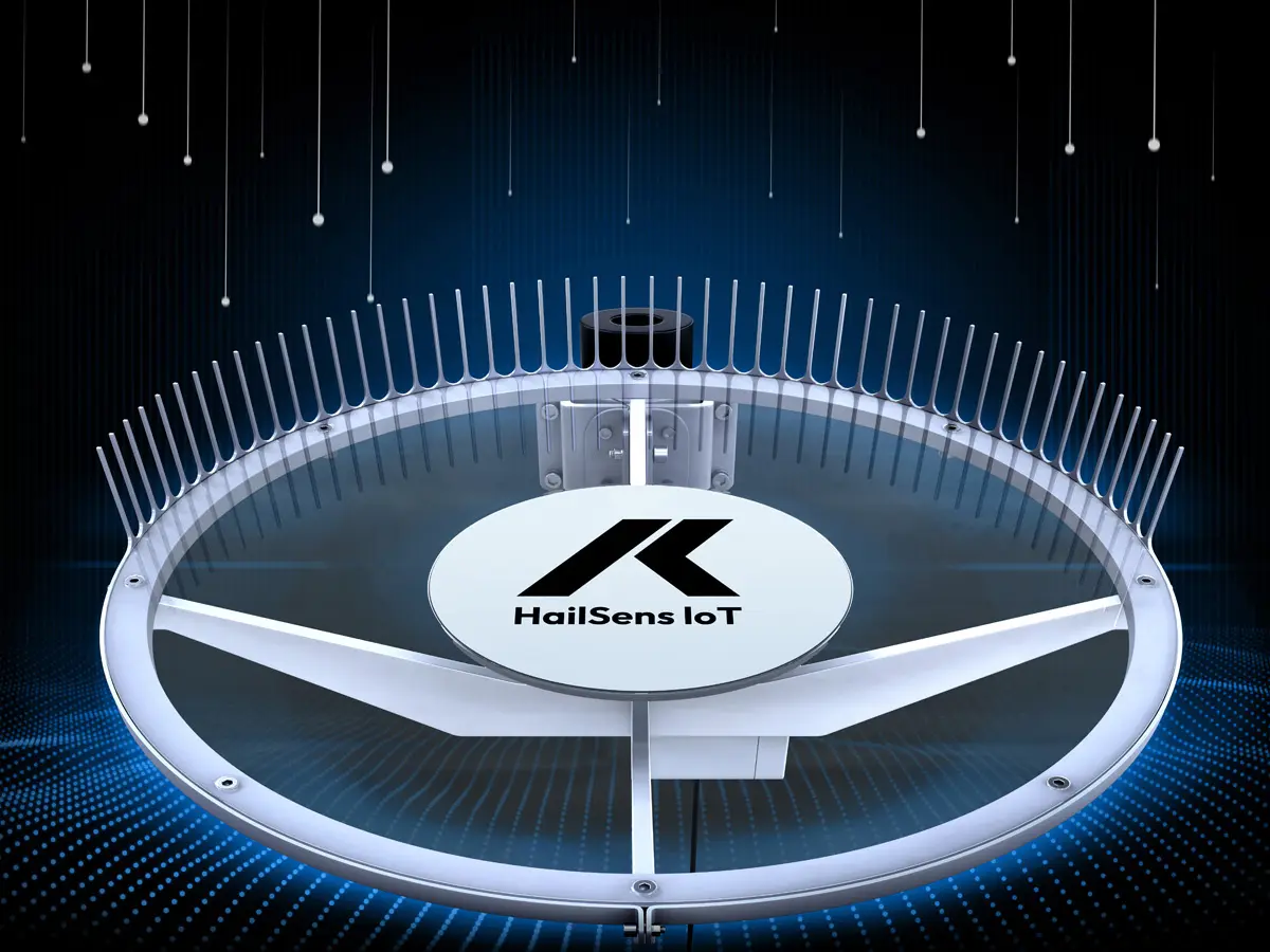 Un capteur circulaire étiqueté HailSens IoT avec des pointes métalliques sur son pourtour et un composant électronique central, présenté sur un fond sombre à thème numérique avec des lignes verticales lumineuses.