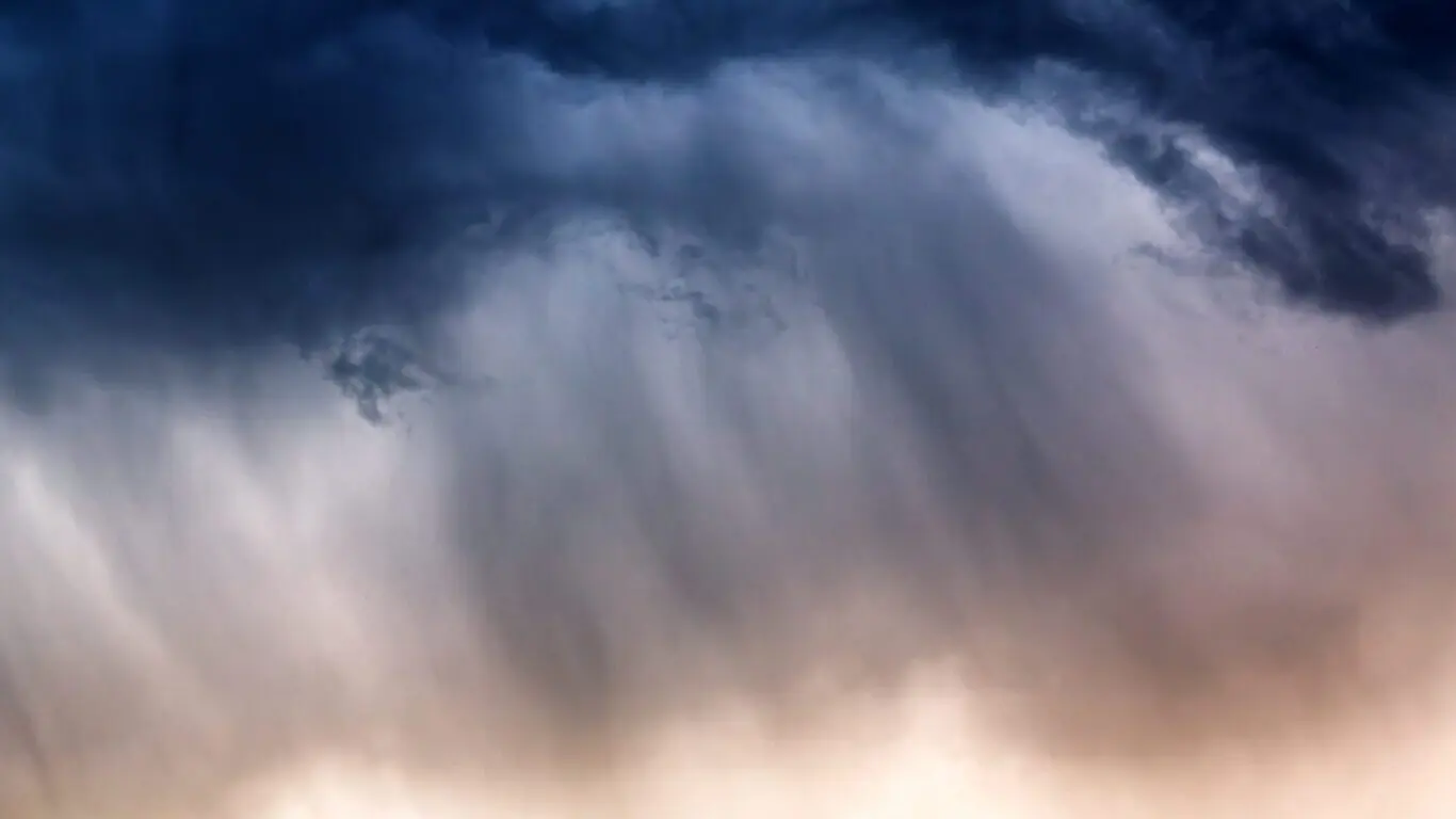 Des nuages de pluie sombres et lourds remplissent le ciel, avec des traînées de pluie tombant vers le sol, créant une atmosphère dramatique et morose. La partie inférieure de l'image est plus claire, se fondant dans une douce teinte beige.