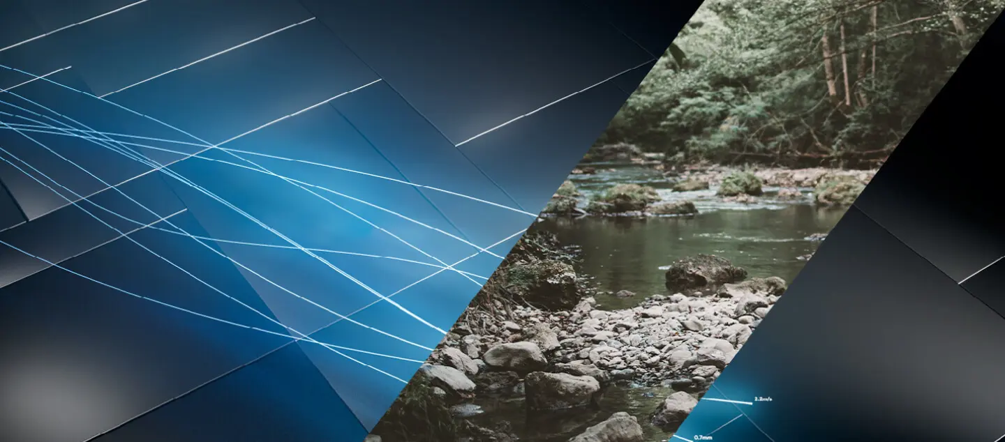 Un graphique abstrait avec des lignes bleues diagonales croise une photo triangulaire montrant un lit de rivière rocheux entouré d'arbres verts et de feuillage, mélangeant des éléments naturels et numériques.