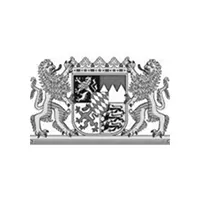 Illustration en noir et blanc d'un blason héraldique représentant deux lions debout de part et d'autre d'un bouclier aux motifs et symboles complexes. Le bouclier présente différents emblèmes régionaux et un motif en zigzag dans sa partie supérieure.