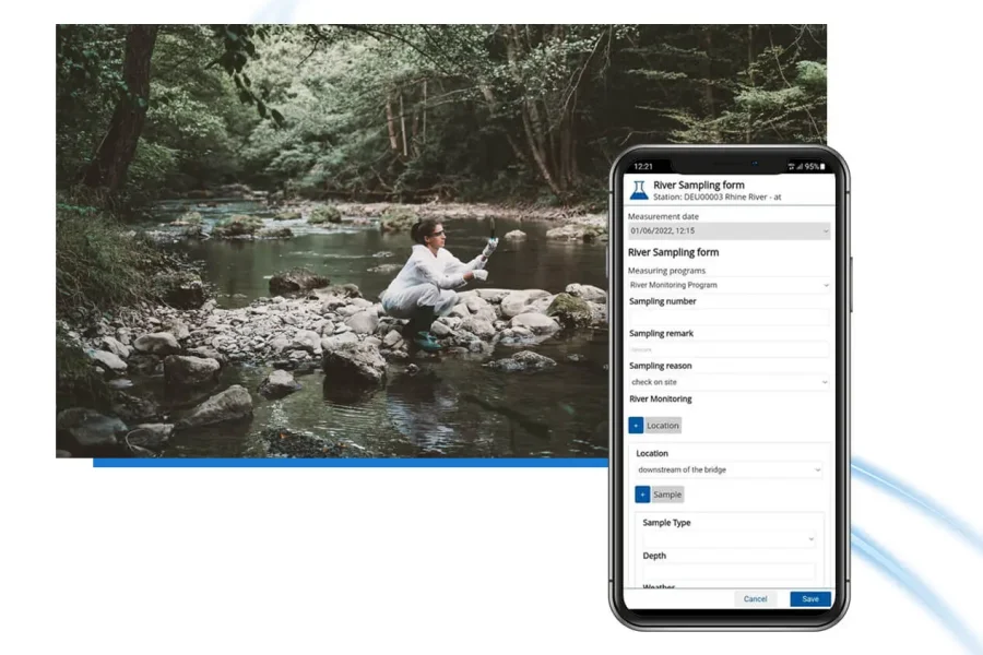 Une personne agenouillée près d'une rivière rocheuse prélève un échantillon d'eau, tandis qu'un écran de smartphone au premier plan affiche un formulaire d'échantillonnage de rivière utilisé pour enregistrer les données d'échantillonnage.