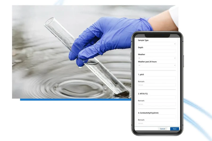 Une main gantée tient un tube à essai dans l'eau. Au premier plan, l'écran d'un smartphone affiche un formulaire permettant d'enregistrer les données relatives à l'échantillon d'eau, telles que la profondeur, les conditions météorologiques, le pH et la conductivité.