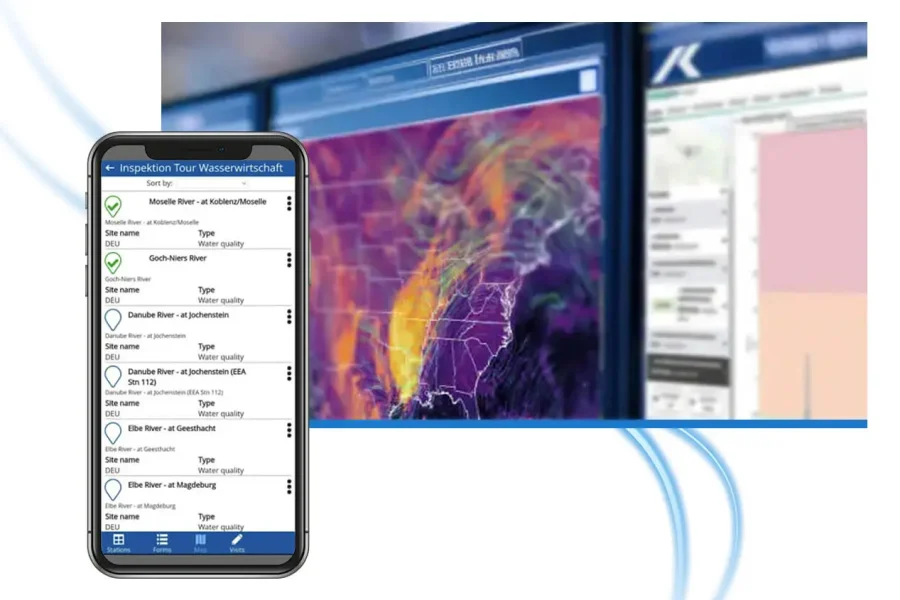 Un smartphone affiche une application d'inspection de la qualité de l'eau, répertoriant les sites fluviaux et les mises à jour de l'état. Derrière lui, deux écrans affichent des cartes météorologiques ou des cartes de débit en couleurs, ainsi qu'un graphique de données.