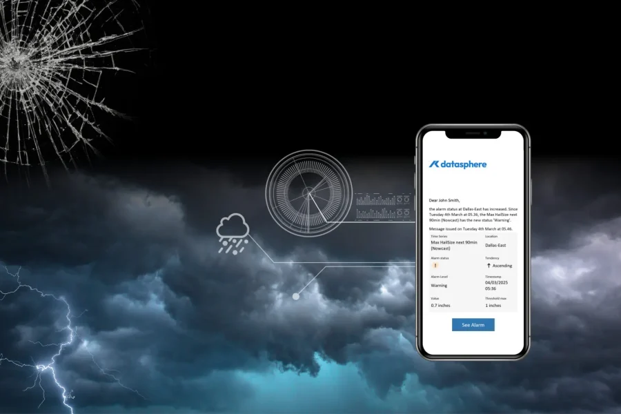 Un effet de verre craquelé recouvre un ciel sombre et orageux avec des icônes et des graphiques météorologiques numériques. Un smartphone au premier plan affiche une notification provenant d'une application appelée Catastrophe.