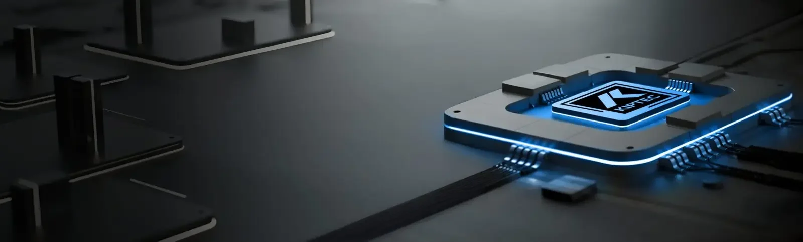 Gros plan sur une puce informatique lumineuse portant le logo KATEC, entourée de composants électroniques et de lignes de circuit sur une carte mère sombre et futuriste.