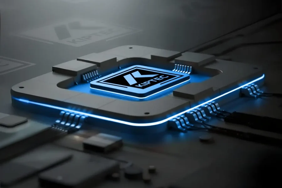 Gros plan sur une puce électronique futuriste qui brille d'une lumière bleue, avec le logo Kotlin en son centre, posée sur un circuit imprimé sombre avec de faibles reflets et des détails de circuit en arrière-plan.