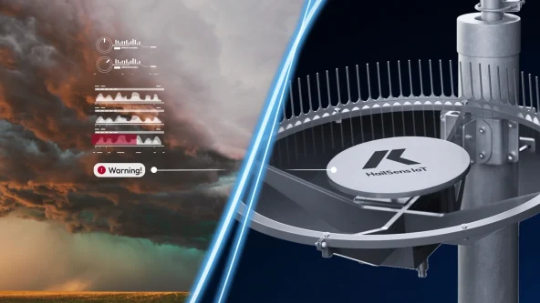 La moitié de l'image montre un ciel dramatique et nuageux avec des alertes météorologiques et un symbole d'avertissement ; l'autre moitié montre un gros plan d'un capteur météorologique moderne étiqueté 