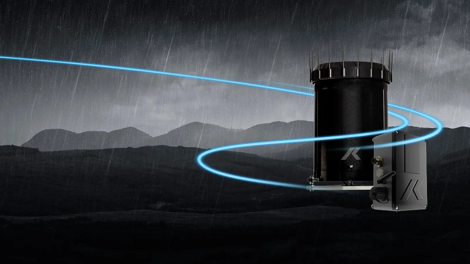Un appareil cylindrique noir entouré d'une ligne bleue incandescente se dresse sous la pluie dans un paysage montagneux sombre et nocturne.